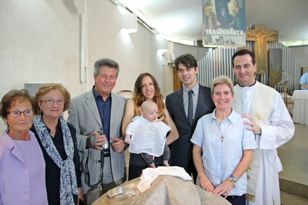 Padre Alessandro Magnoni junto a su familia, en el bautizo de un sobrino