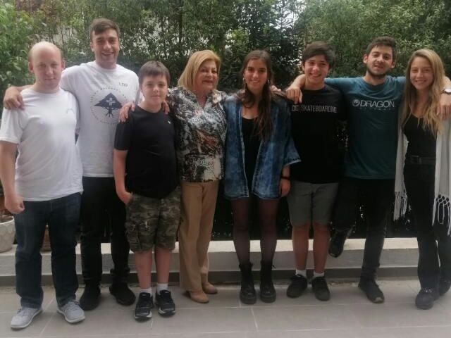 Patricia Fenero junto a sus nietos